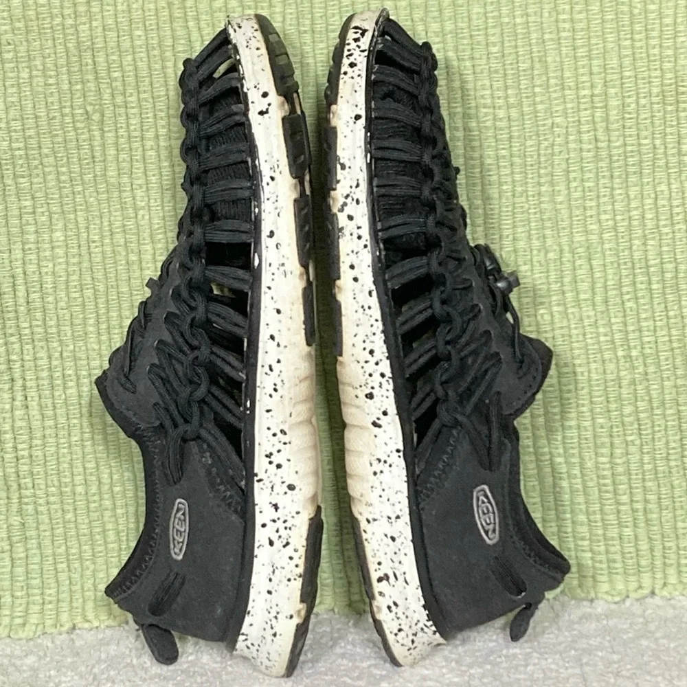 KEEN Youth Uneek Paracord String Black/White Athletic Running Shoes SZ US 4Y W6